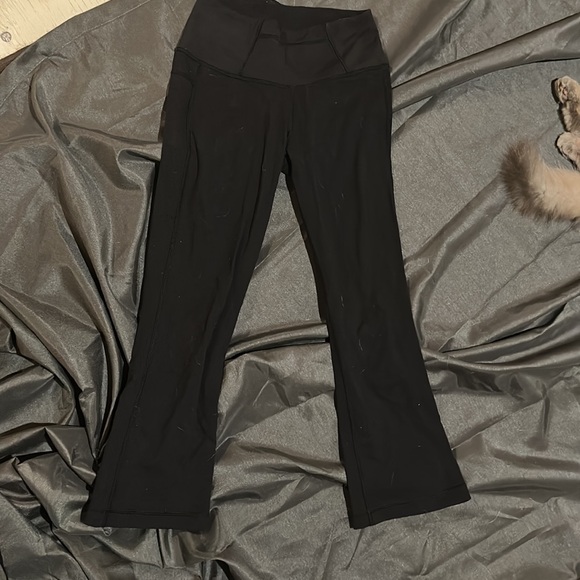 Lulu lemon capri flare pant. Barley worn. Absolutely no pilling - Picture 2 of 3